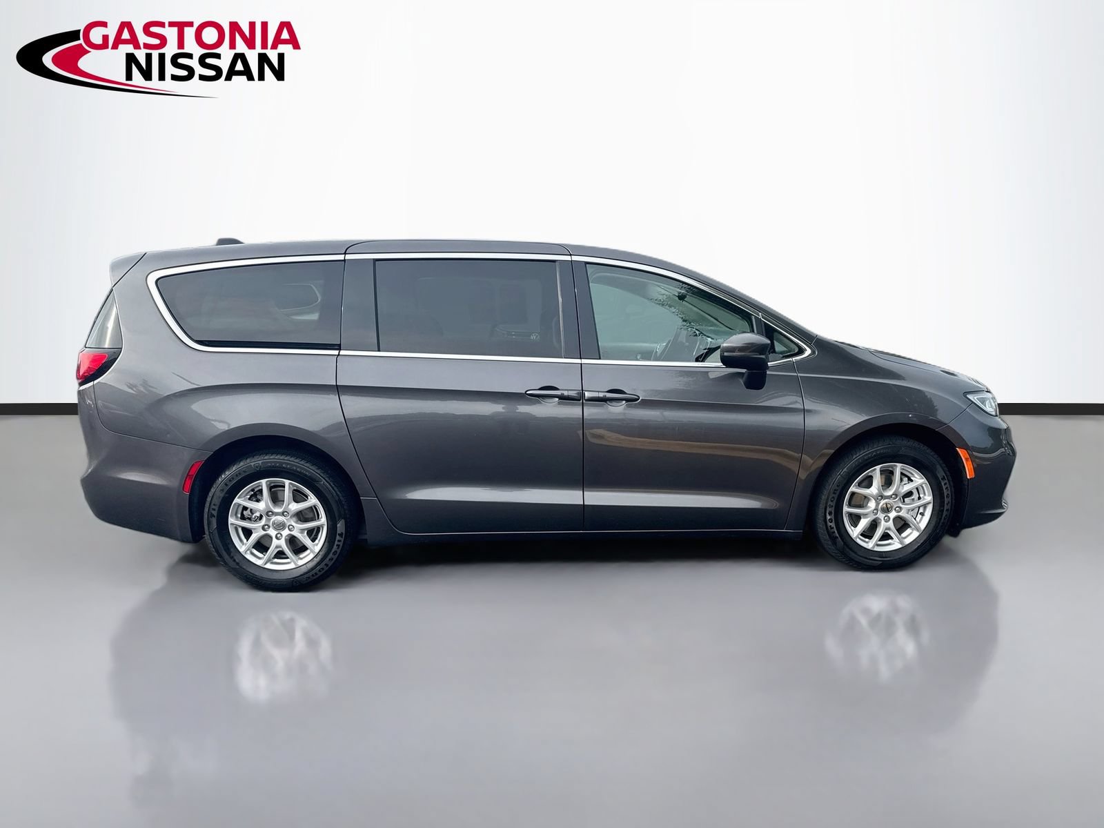 Used 2023 Chrysler Pacifica Touring-L FWD image 7