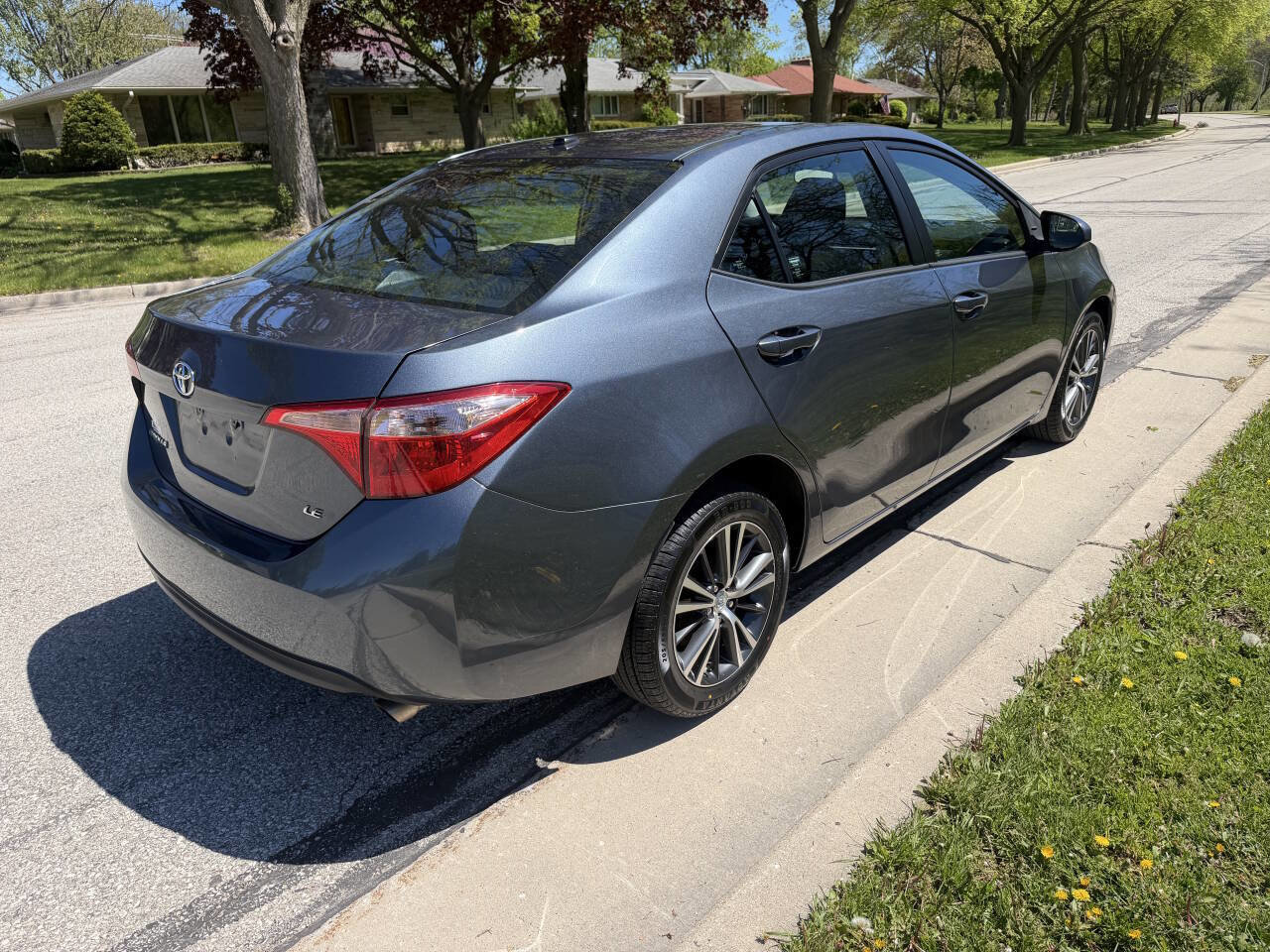 Used 2019 Toyota Corolla LE w/ LE Premium Package w/Moonroof FWD image 5