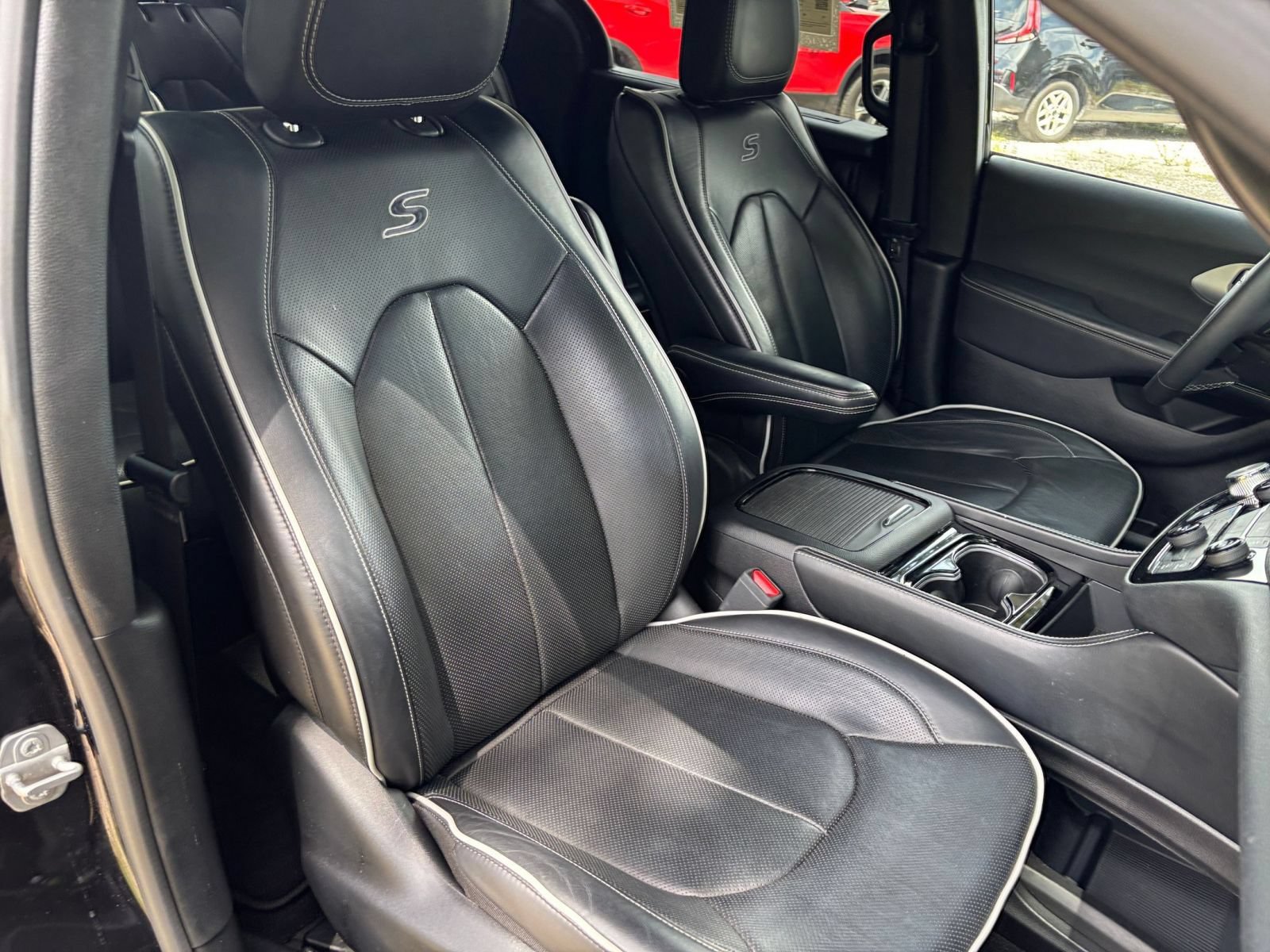Used 2025 Chrysler Pacifica Limited FWD image 39