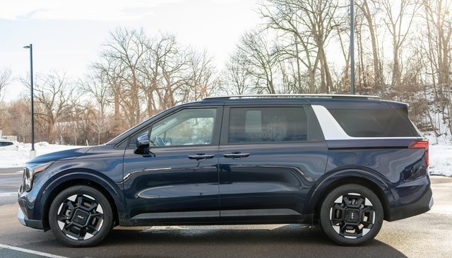 Used 2025 Kia Carnival EX image 9