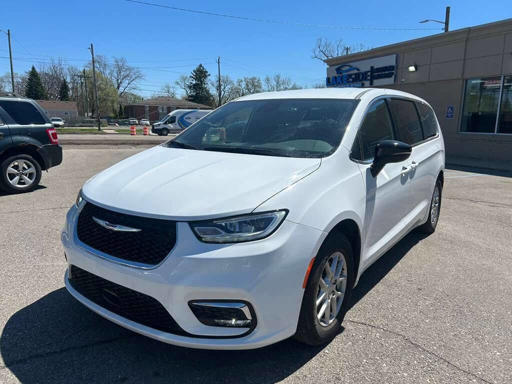 Used 2025 Chrysler Pacifica Select FWD image 1