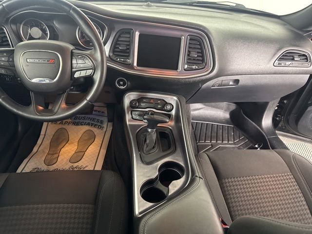 Used 2016 Dodge Challenger SXT w/ Driver Convenience Group RWD image 19