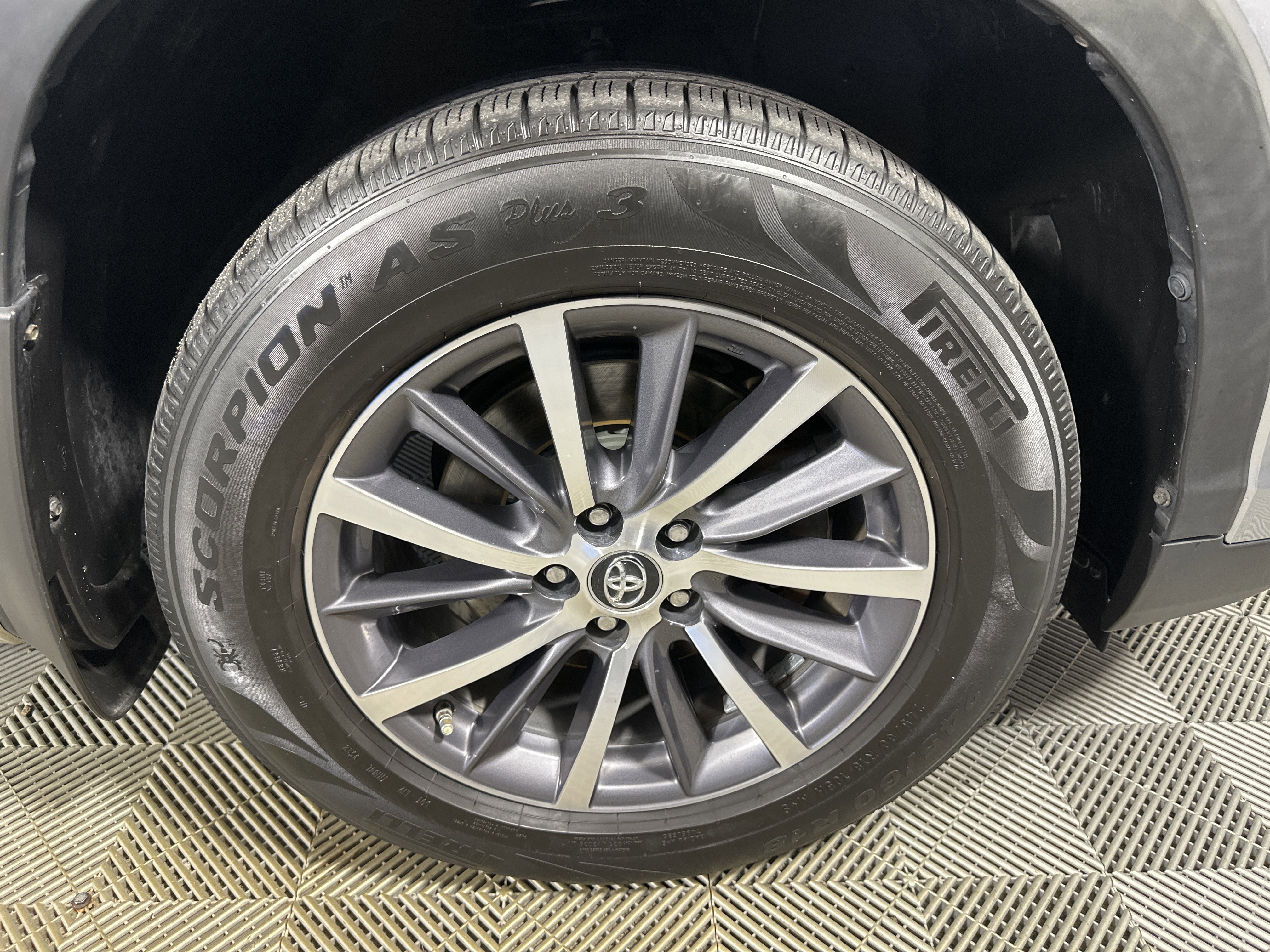 Used 2017 Toyota Highlander AWD V6 image 28