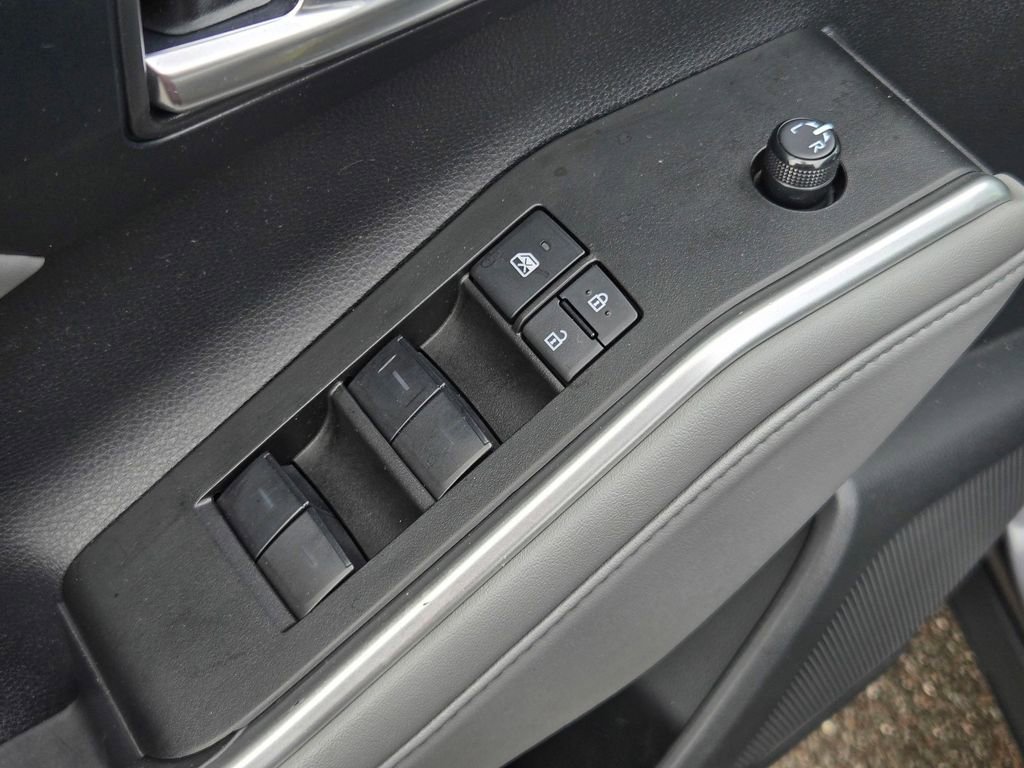 Used 2022 Toyota Highlander XLE FWD image 12