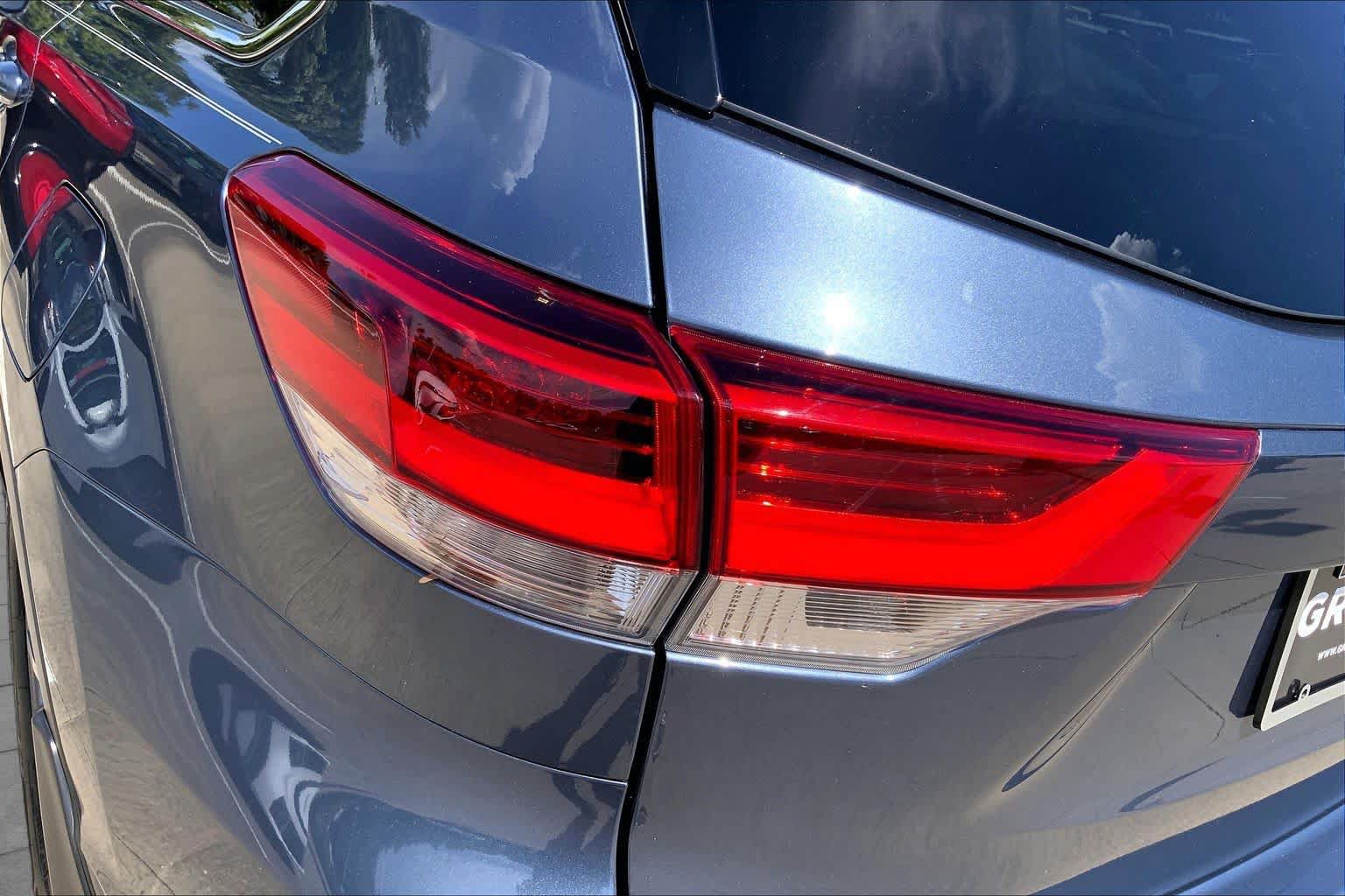 Used 2019 Toyota Highlander XLE AWD/4WD image 28