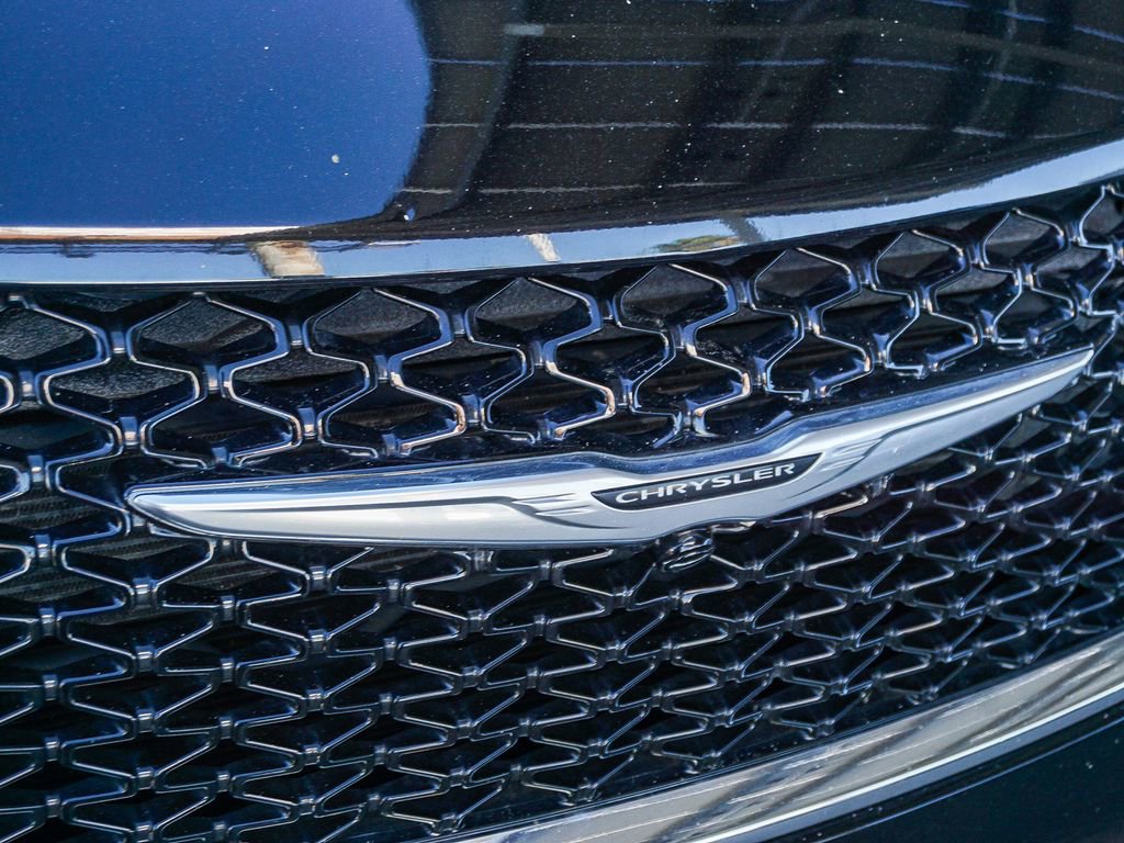 Used 2024 Chrysler Pacifica Touring-L FWD image 12