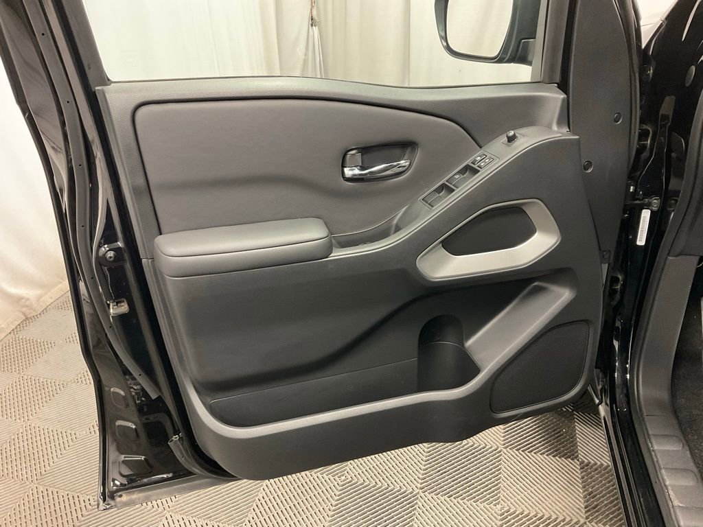 Used 2024 Nissan Frontier SV image 16