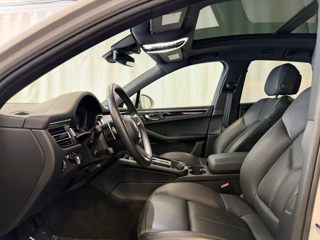 Certified 2026 Porsche Macan AWD/4WD image 5