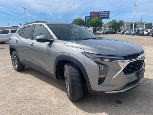 Used 2025 Chevrolet Trax LT image 3