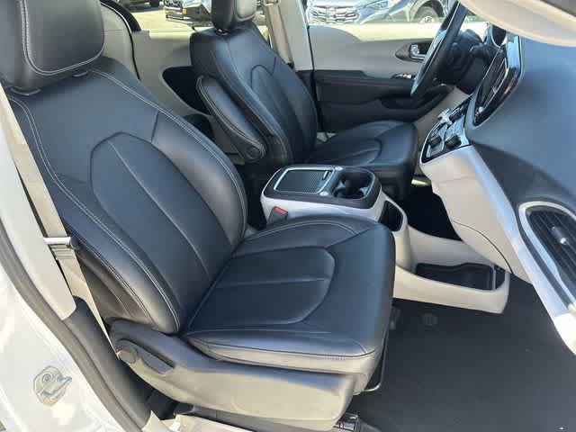 Used 2024 Chrysler Pacifica Touring-L FWD image 18