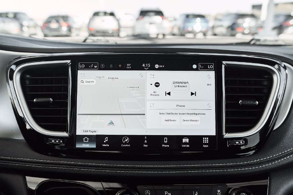 Used 2025 Chrysler Pacifica Limited FWD image 36