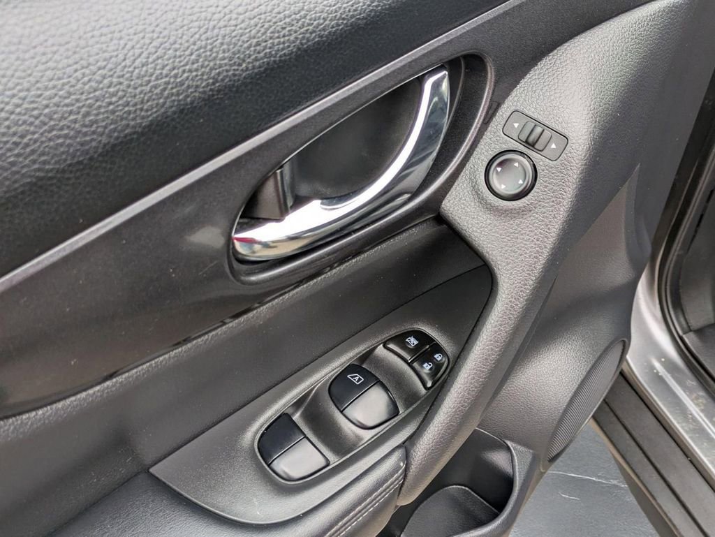 Used 2019 Nissan Rogue SV image 14