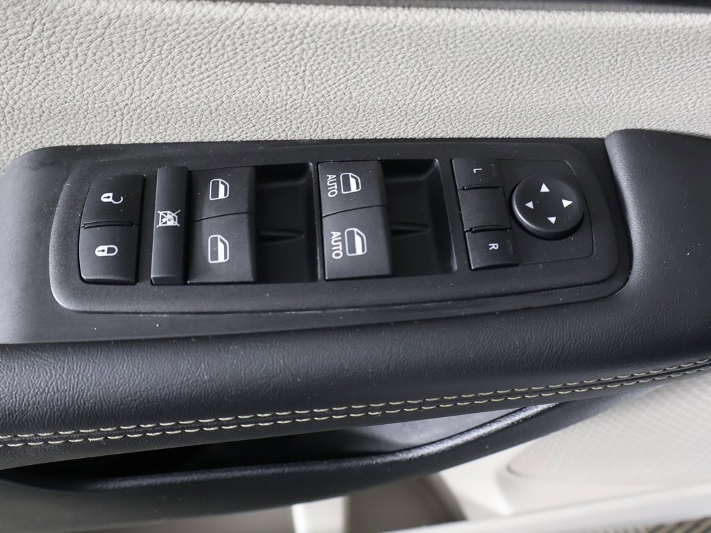 Used 2024 Chrysler Pacifica Touring-L image 38