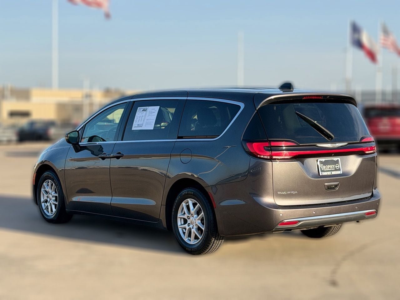 Used 2023 Chrysler Pacifica Touring-L FWD image 6