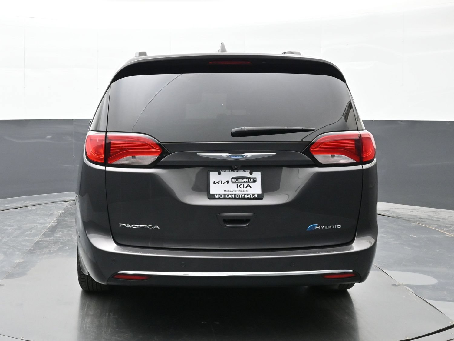 Used 2018 Chrysler Pacifica Limited w/ Advanced Safetytec Group FWD image 3