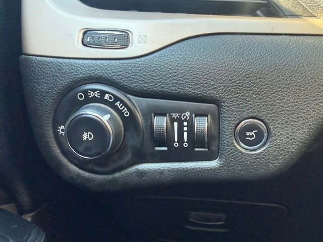 Used 2015 Jeep Cherokee Limited w/ Luxury Group image 17