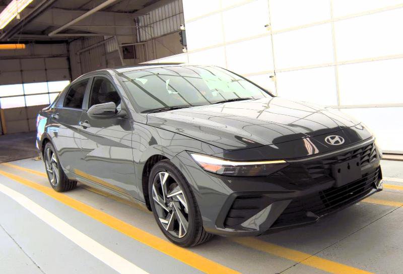 Used 2025 Hyundai Elantra Sport image 2