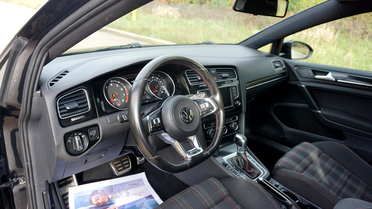 Used 2017 Volkswagen GTI S image 10