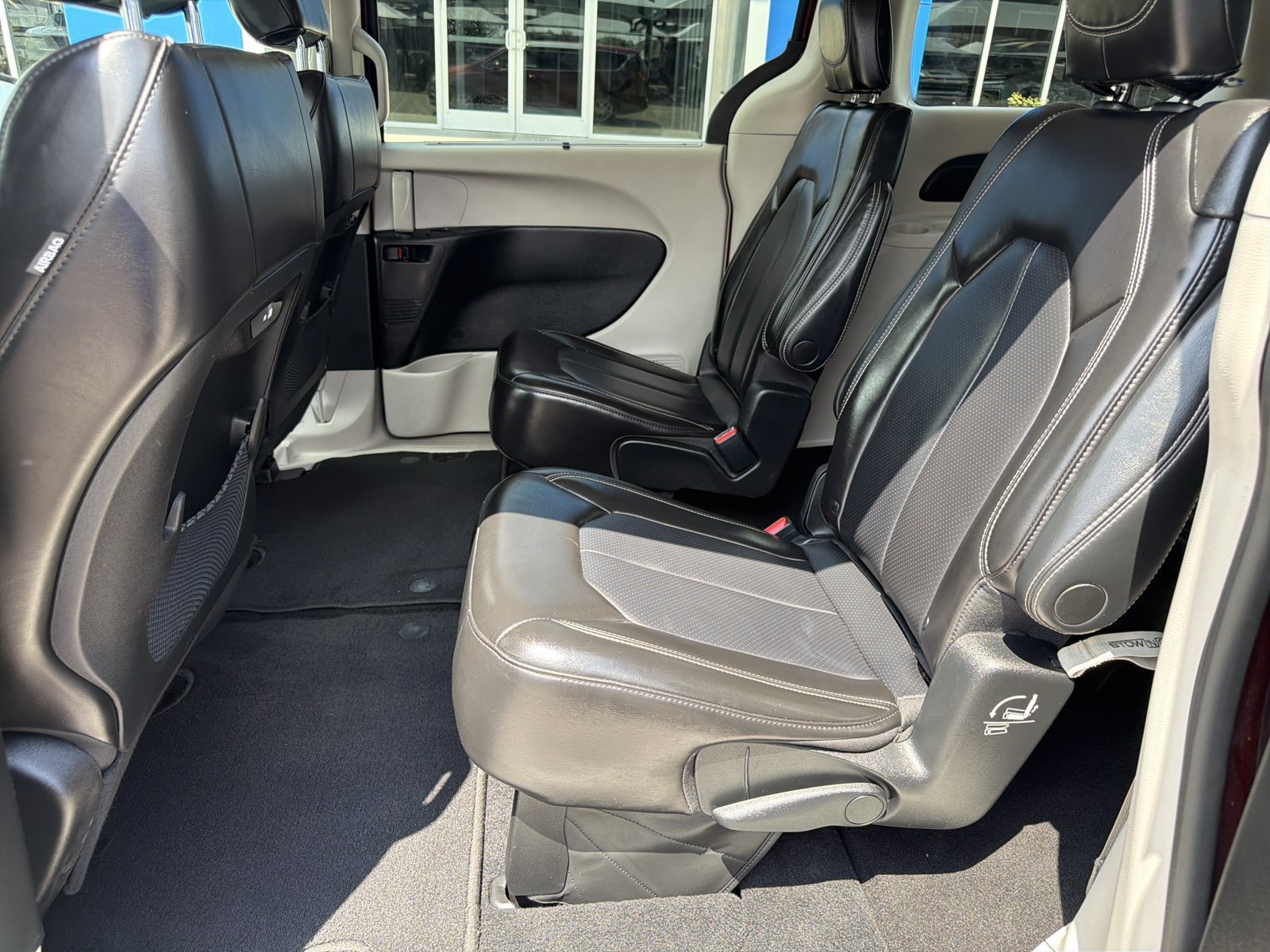Used 2023 Chrysler Pacifica Touring-L FWD image 12