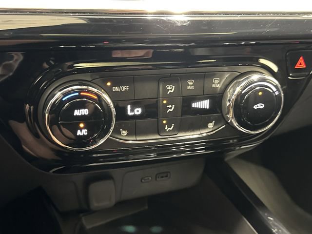 Used 2024 Chevrolet Trax RS w/ Sunroof Package FWD image 20
