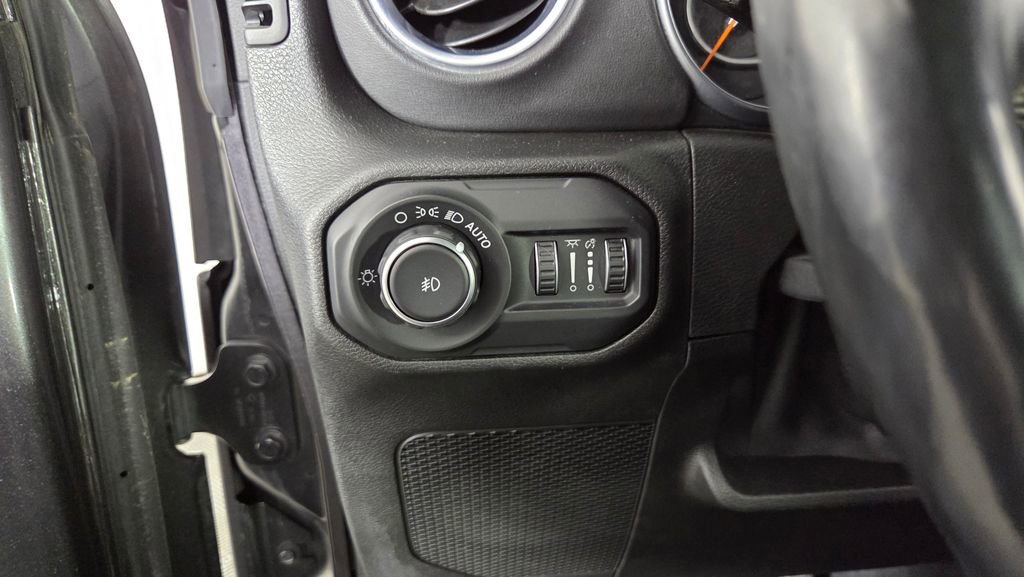 Used 2018 Jeep Wrangler Unlimited Sahara AWD/4WD image 20