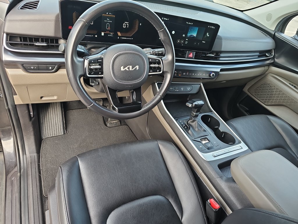 Used 2025 Kia Carnival FWD image 15