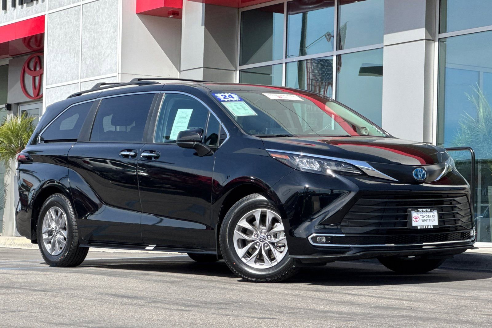 Used 2024 Toyota Sienna XLE w/ XLE Plus Package image 2