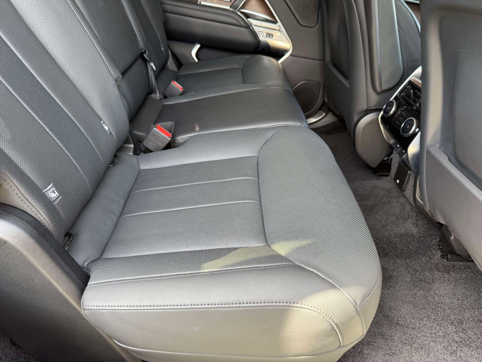 Used 2022 Land Rover Range Rover Long Wheelbase SE image 32