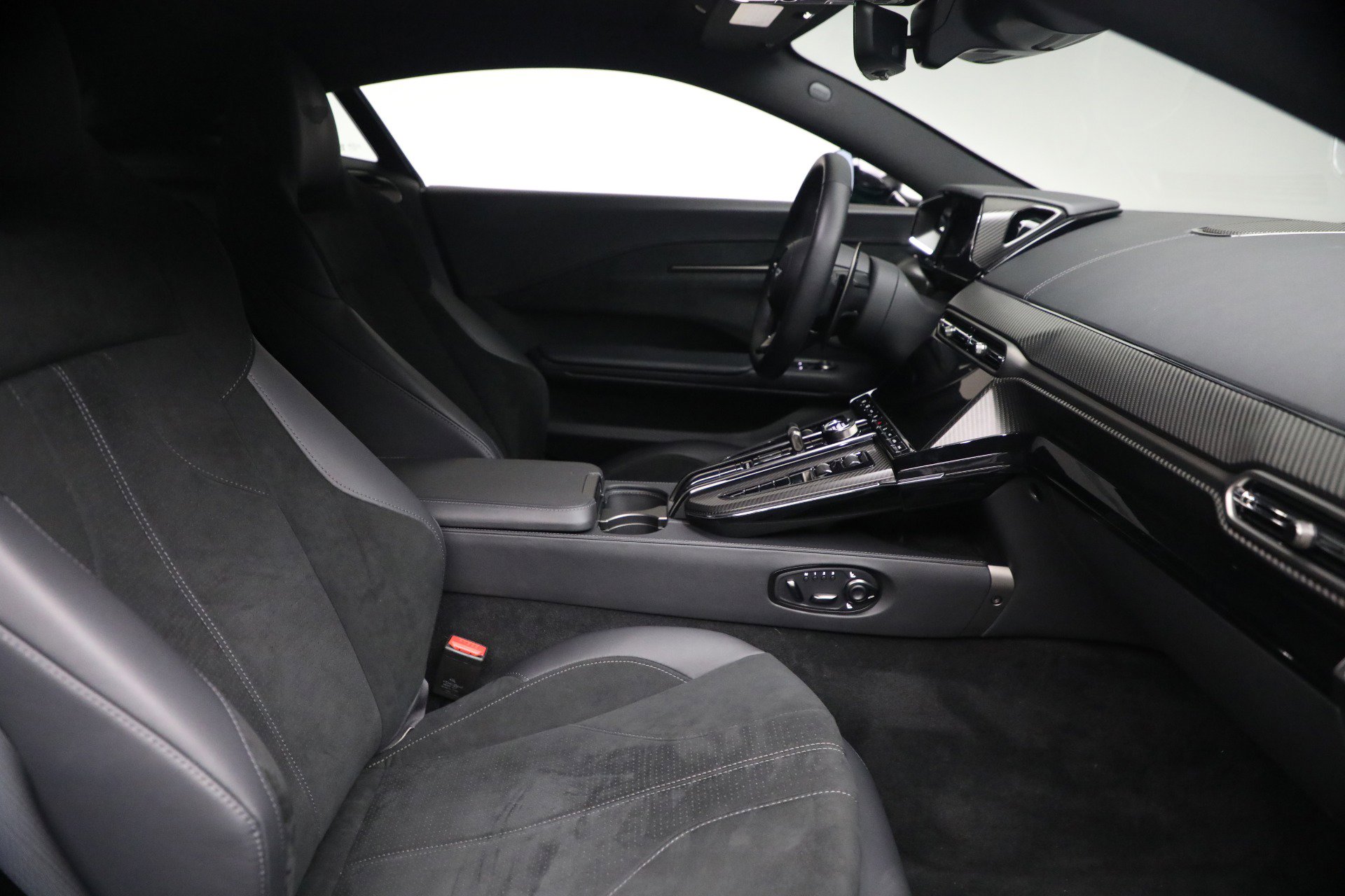 Used 2025 Aston Martin V8 Vantage Coupe image 26