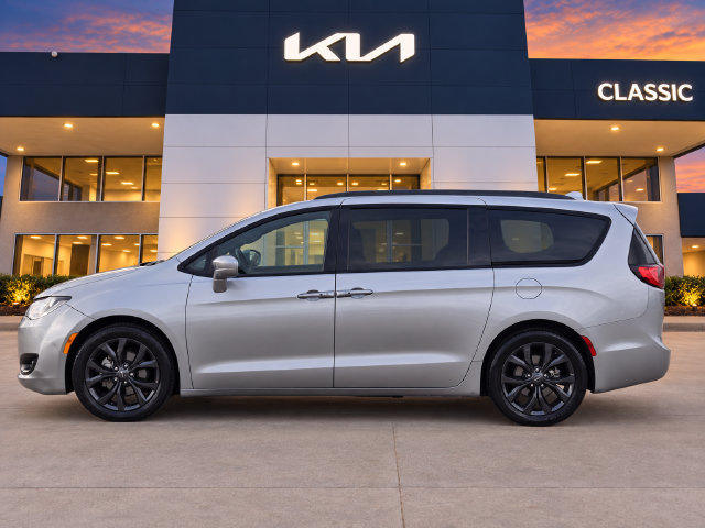 Used 2020 Chrysler Pacifica Touring-L w/ S Appearance Package FWD image 3