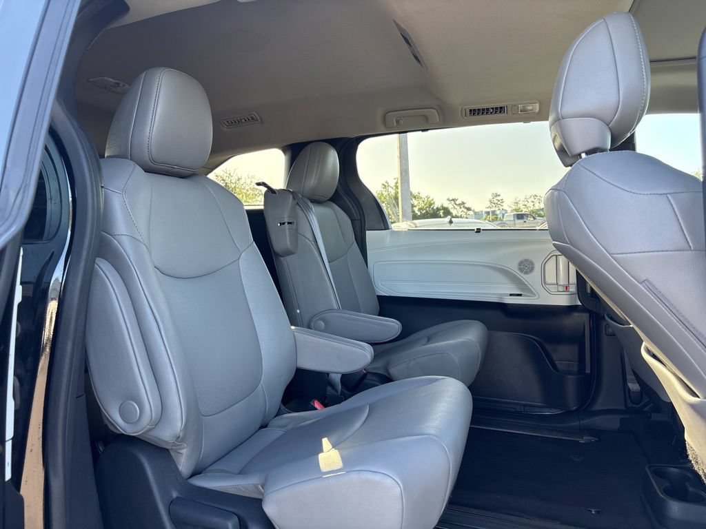 Used 2025 Toyota Sienna XLE FWD image 20