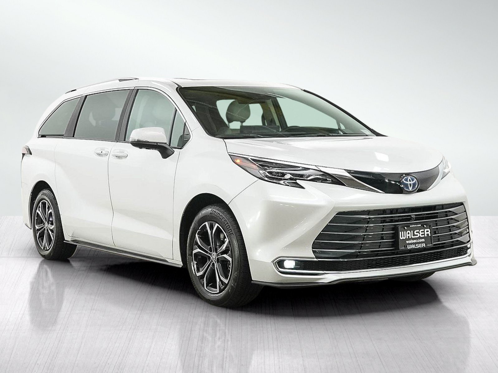 Used 2025 Toyota Sienna Platinum AWD/4WD image 7