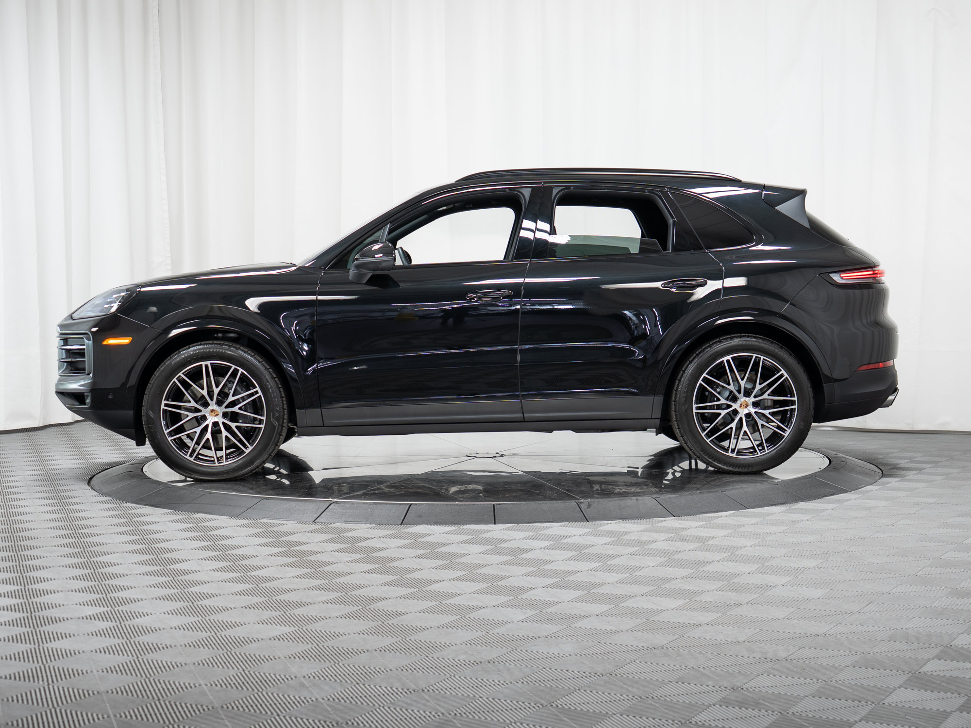 Certified 2026 Porsche Cayenne w/ Premium Package Plus AWD/4WD image 31