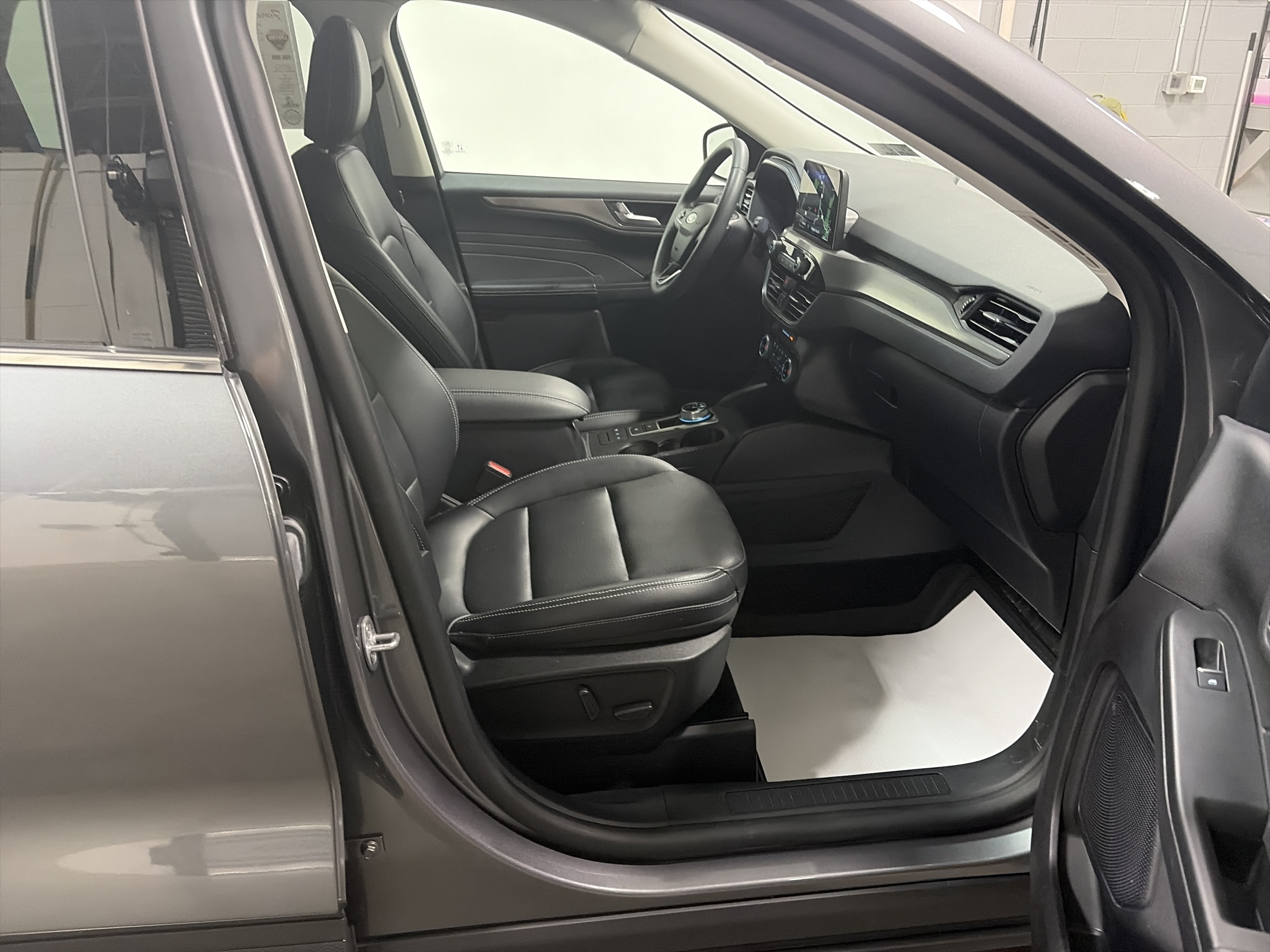 Used 2022 Ford Escape Titanium AWD/4WD image 32