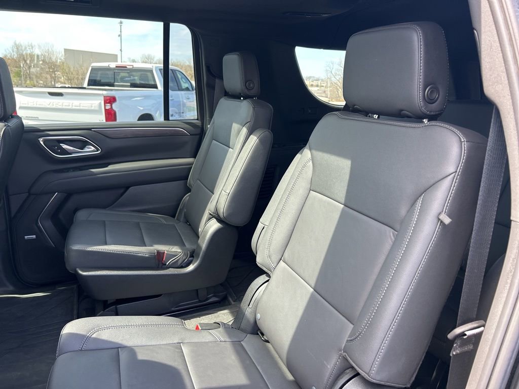 Used 2024 Chevrolet Suburban Z71 w/ Luxury Package AWD/4WD image 33
