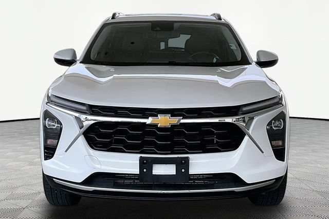 Used 2024 Chevrolet Trax LT w/ Sunroof Package FWD image 2