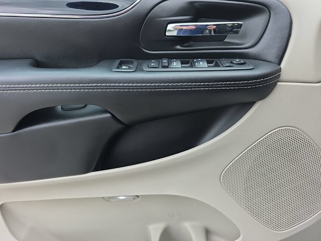 Used 2019 Dodge Grand Caravan SXT FWD image 13