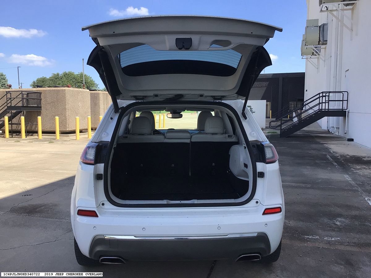 Used 2019 Jeep Cherokee Overland w/ Technology Group FWD image 9