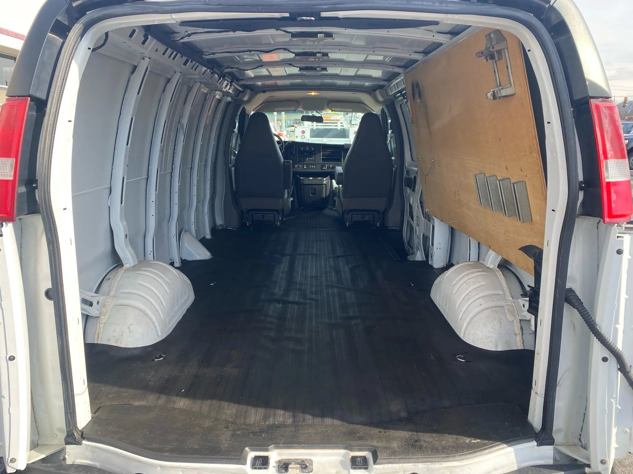 Used 2017 Chevrolet Express 3500 Extended image 25