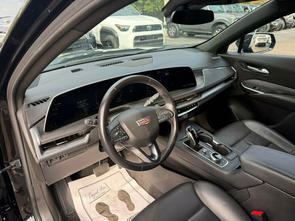 Used 2025 Cadillac XT4 Premium Luxury image 3