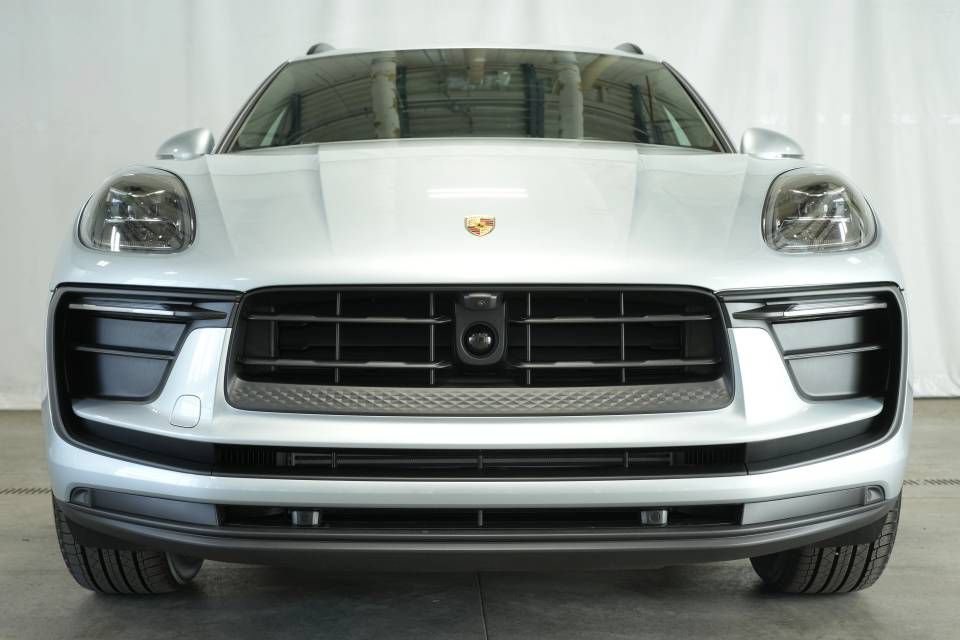 Certified 2025 Porsche Macan AWD/4WD image 11