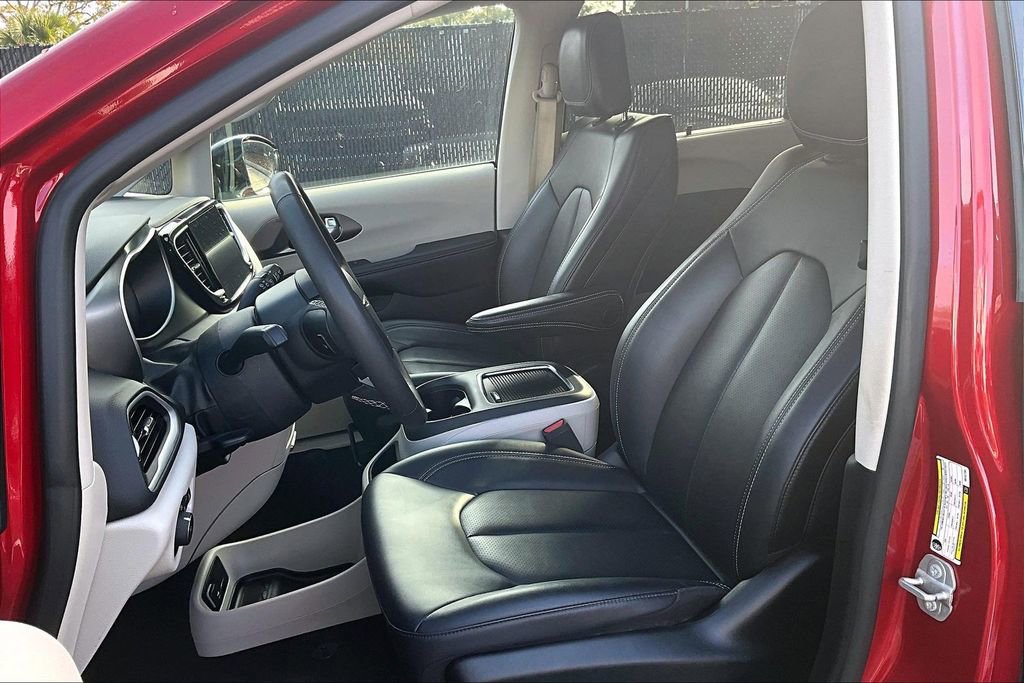 Used 2024 Chrysler Pacifica Touring-L image 21