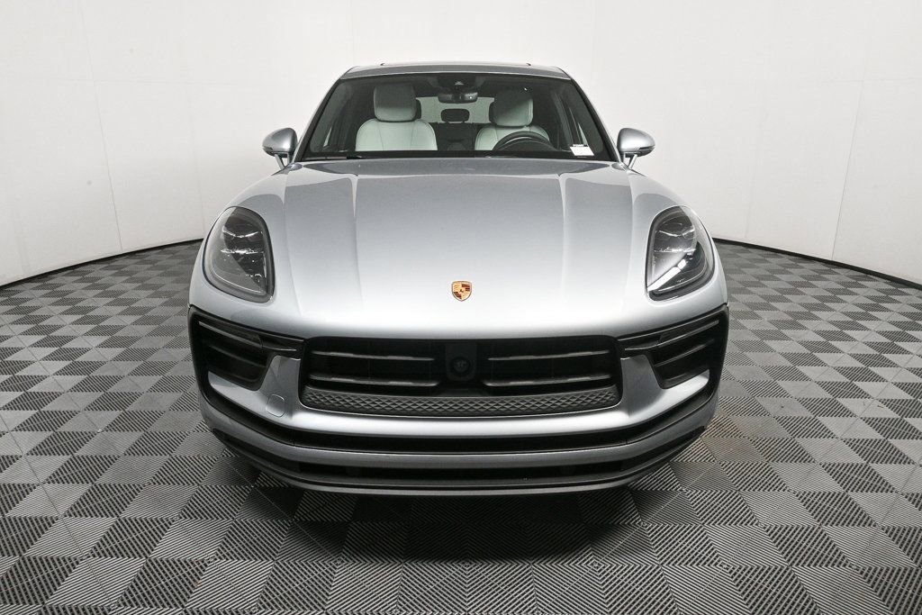 Certified 2025 Porsche Macan image 35