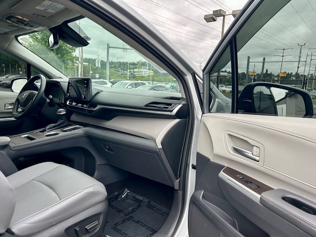 Certified 2022 Toyota Sienna XLE w/ XLE Plus Package FWD image 17