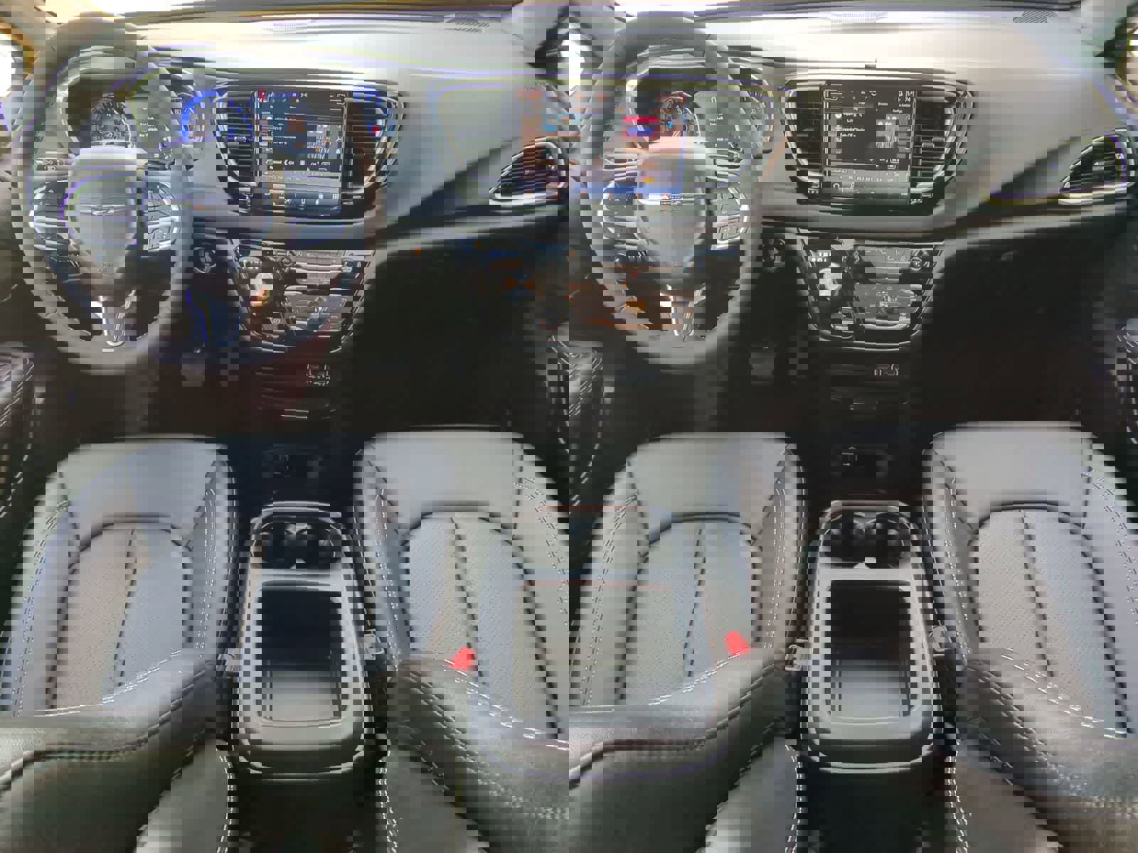 Used 2025 Chrysler Voyager LX image 15