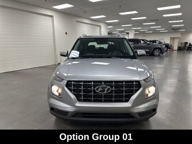 Used 2024 Hyundai Venue SEL FWD image 2
