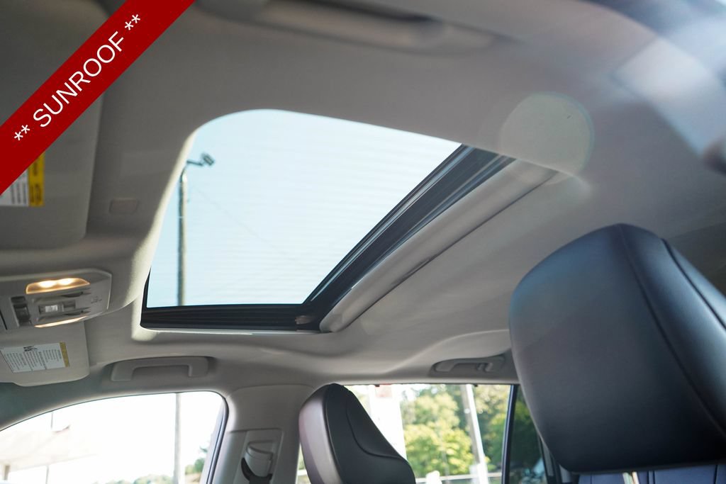 Used 2022 Toyota Highlander XLE FWD image 12