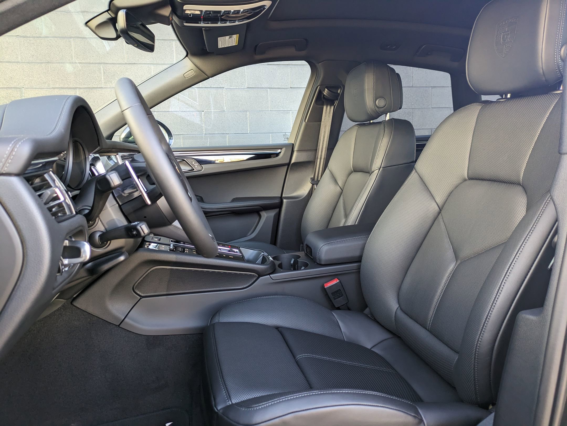 Certified 2025 Porsche Macan image 5