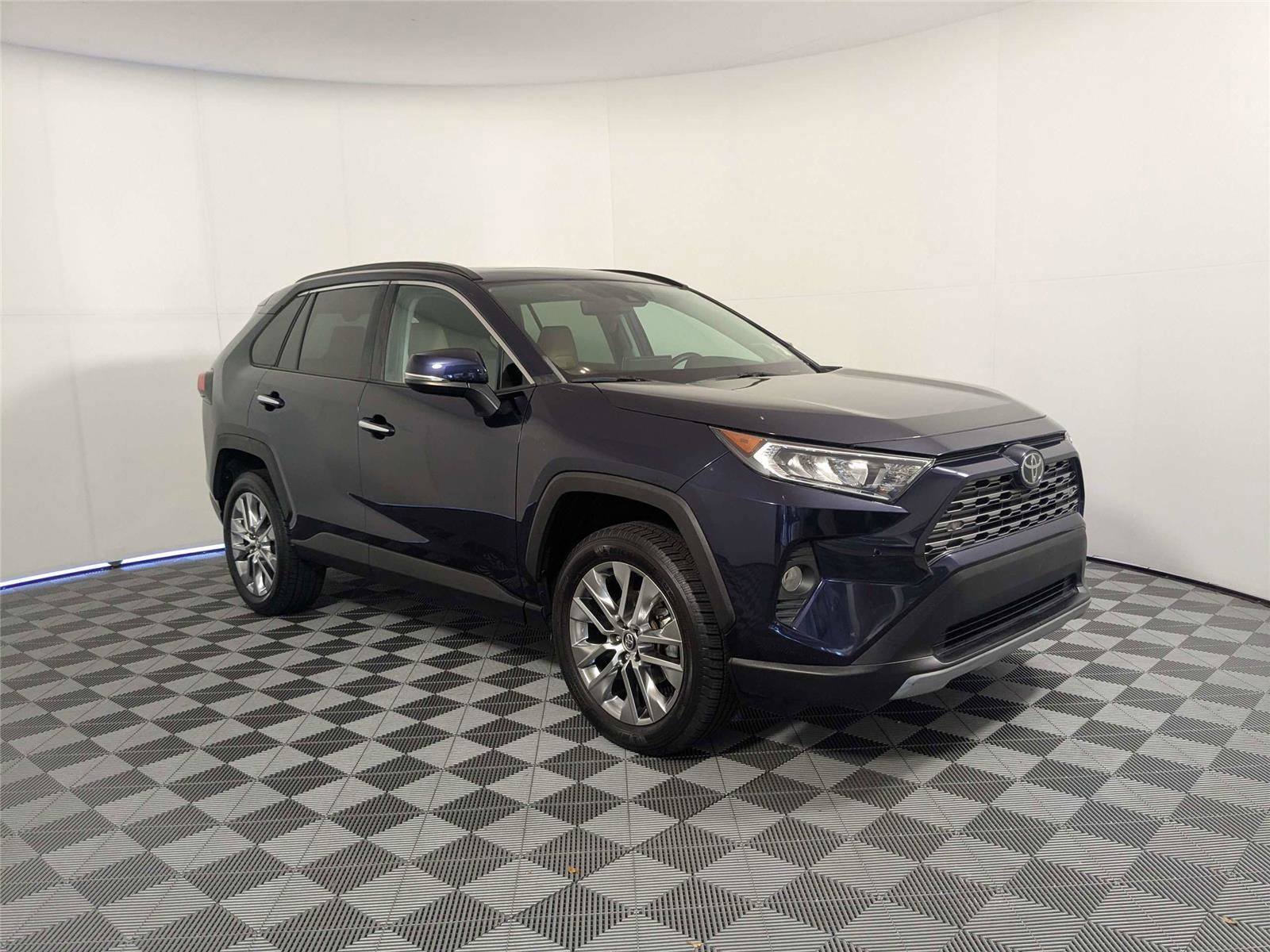 Used 2020 Toyota RAV4 Limited FWD image 4