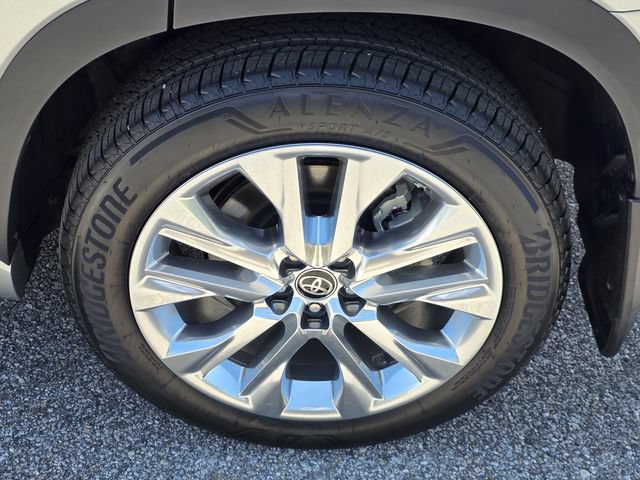 Certified 2024 Toyota Highlander Limited FWD image 40